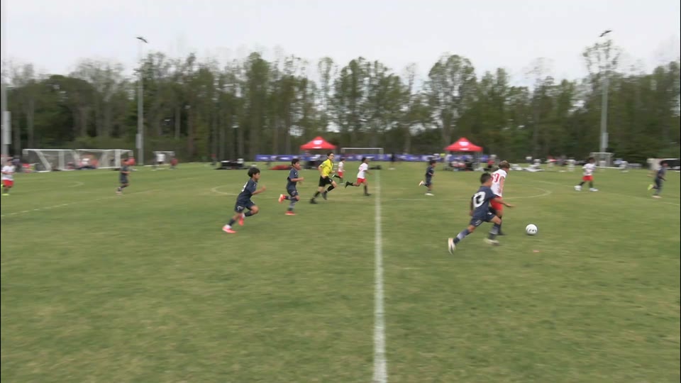 Jugadores disputan el balón en una cancha de fútbol